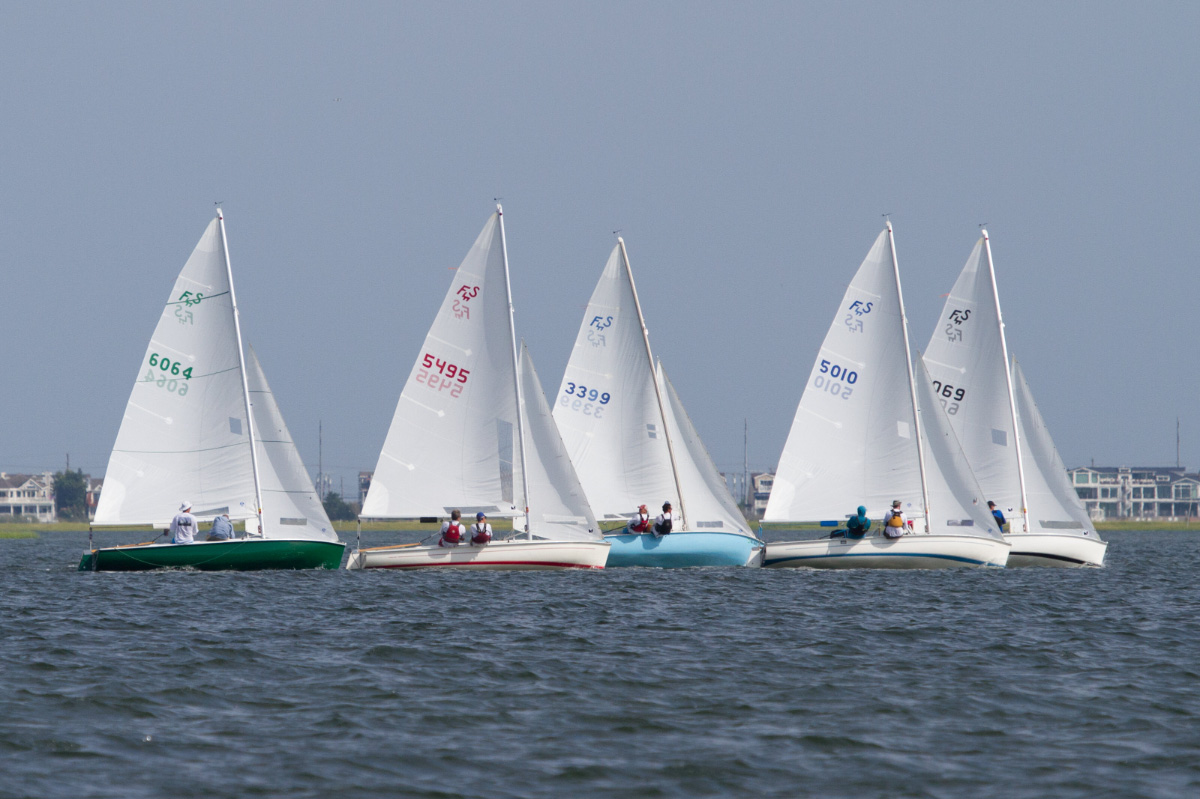 Sailboats-racing-on-the-water-ADULT-SAILING-Avalon-Yacht-Club-(1)