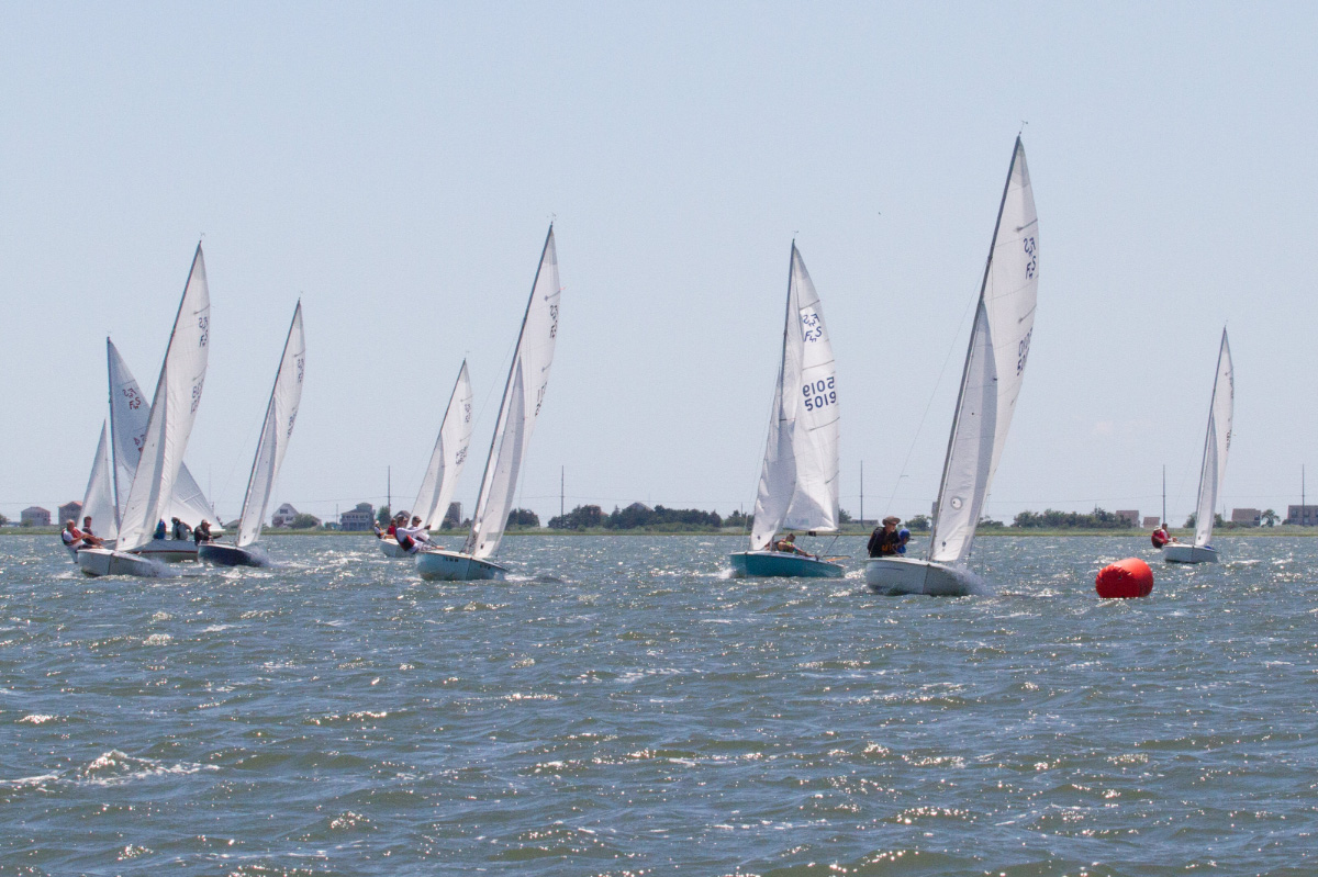 Sailboat-race-on-a-sunny-day-ADULT-SAILING-Avalon-Yacht-Club